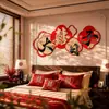 Decorando o quarto do noivo, a sala de estar e a varanda com grandes decorações de tecido penduradas para "Nossa família é feliz" e um conjunto completo de decorações festivas de casamento para a noiva