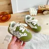 Tênis de treino alemães macios para meninas, nova coleção primavera/outono 2026, sapatos casuais modernos e versáteis para crianças, tênis de corrida e esportivos para meninos
