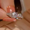Transmissão ao vivo do TikTok: Novo anel cravejado de diamantes para mulheres, com pedra simulada de moissanita, um anel ajustável leve e versátil, perfeito como presente para sua esposa