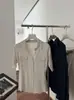 Camisa polo clássica elegante e confortável de manga curta, feita de linho de liocel, com bolsos e tecido de malha respirável.