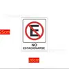 É proibido estacionar em frente à porta da garagem na Espanha.. Por favor, não estacione na área da entrada.. Existe um aviso de entrada e saída de veículos na parte interna da porta da garagem.