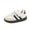 Novos estilos de primavera e outono de sapatos esportivos infantis, incluindo tênis de treino alemães para meninos, sapatos casuais e versáteis para meninas e sapatos com fechamento de velcro para bebês
