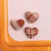 Tecido Xadrez Retrô Outono e Inverno Botão em Formato de Coração DIY Decoração de Roupas Sapatos Botão Plano Acessórios de Cabelo Grampo Brinco Pequenos Acessórios
