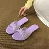 Sandálias de salto médio de renda de fada estilo francês para mulheres, novo lançamento de verão 2026, sandálias slip-on versáteis com laço estilo fada