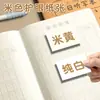 El Cuaderno de Dictado Diario 16K es adecuado para la revisión de exámenes de estudiantes, utilizando papel kraft para escribir palabras y frases nuevas en chino e inglés