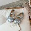 Sapatos de Couro Infantis 2026 Primavera e Outono Novos Estilo Coreano Sapatos Macios para Meninas com Laço, Sapatos Individuais Antiderrapantes da Moda para Bebês
