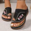 Chinelos casuais planos bordados plus size europeus e americanos para mulheres, novo estilo, sola grossa, modernos, para usar na rua, com abertura nos dedos