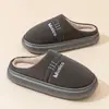 Zapatillas de algodón con tela bordada simples para mujer, para uso doméstico en invierno, de suela gruesa, antideslizantes, forradas de felpa, cálidas, adecuadas para parejas, zapatillas de interior para el hogar