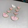 Resplandor de Hoja Dorada~Aretes de Zirconia Chapados en Oro Real de 18K con Forma de Abanico Aretes de Metal Estilo Europeo y Americano con Sentido de Diseño