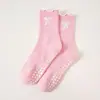 Meias antiderrapantes de cano médio para mulheres, meias esportivas com laço de renda floral, meias silenciosas com absorção de choque para treino de fitness Pilates