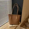 Bolso de mujer de gran capacidad 2026 nuevo modelo de verano, bolso de mano tejido de patrón simple de alta gama, bolso de hombro, bolso tipo cubo para madre e hijo