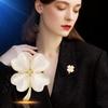 Clásico dulce elegante trébol de cuatro hojas hebilla magnética lujo ligero lujo elegante traje abrigo elegante regalo de alta gama