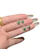 Venta al mayoreo del fabricante: Aretes redondos de jadeíta natural, con un vibrante tono verde, engastados en plata S925, un diseño minimalista y versátil