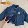 Jaqueta infantil acolchoada 2026 estilo inverno meninos desenho animado ursinho camisa jeans meninas camisa estilosa com enchimento de algodão