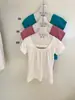Venta de Liquidación, Sin Devoluciones ni Cambios, Diseño Minimalista Estilo Coreano con Detalles Plisados, Versátil Corte Ajustado, Favorecedora Camiseta de Manga Corta Off-The-Shoulder W10202