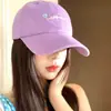 Gorra de Béisbol Suave con Bordado de Corazón Morado para Mujer con Visera Ancha, Tacto de Alta Gama, Sombrero de Uso Diario para Circunferencia de Cabeza Grande