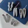 Clip de Pico de Pato Geométrico con Puntos de Ola Azul de Cuero Plateado Pinza para el Cabello Moda Simple Pinza para Flequillo Tocado Versátil Accesorios para el Cabello Estilo Nuevo