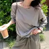 Atacado em estoque do fabricante. Estilo simples e descontraído. Blusa feminina solta, leve, de manga longa e gola redonda. Camiseta feminina de modelagem solta
