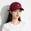 Gorra de visera de pato de color liso bordada con corazón, gorra de béisbol vintage de copa suave, sombrero de sol versátil unisex al por mayor