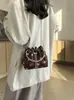 Bolso de hombro cruzado de lunares de nicho nuevo para otoño 2026, bolso cruzado de gamuza, bolso tipo cubo de hombro de estilo coreano de alta gama