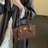 Bolso de mano vintage de ante para mujer, nuevo modelo otoño e invierno 2025, textura de nicho de alta gama, bolso de axila para el día a día