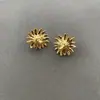 Pendientes de botón de margarita con diseño único de nicho, estilo de lujo ligero, pendientes versátiles y de alta gama de colores esmaltados
