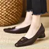 Zapatos planos de tacón bajo estilo francés con punta cuadrada de camelia para mujer, nueva colección otoño 2026, elegantes y versátiles, de cuero suave, suela blanda, zapatos planos tipo "mom"