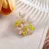 Broche Creativo Nuevo de Abrigo de Otoño e Invierno para Mujer, Pin Versátil de Árbol de la Suerte, Accesorio para Ropa de Mujer, Broche de Hebilla Anti-Exposición