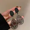 Pendientes de patrón negro de alta calidad de moda nuevos 2023 pendientes ligeros de lujo con forma de gota de agua diseño de nicho pendientes retro