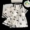Conjunto de três peças com estampa de gato preto de desenho animado, almofadas no peito, seda gelo e neve, novo estilo de pijama primavera e verão para mulheres, roupão com lapela, pode ser usado fora de casa