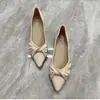 Sapatos slip-on estilo francês com toque suave, sapatos femininos de bico fino com sola macia, sapatos de outono 2026 novos com decote baixo, sapatos baixos