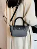 Bolso de hombro de nailon simple color block, bolso con forma de dumpling, versátil para primavera y verano, un bolso de mano de nicho y elegante con una textura de moda