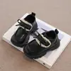 Zapatos de Cuero para Niñas 2025 Otoño Nueva Moda Infantil Suela Suave Versátiles Zapatos de una Sola Pieza Estilo Princesa Mocasines Británicos para Niña