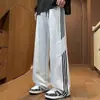 Calça de moletom resistente estilo americano com três listras para mulheres, nova marca da moda verão 2026, calça esportiva longa de corte solto, calça casual de perna larga
