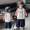 Conjunto nuevo de sudadera para niños para primavera para niños, mangas de bloques de color, versátil estilo universitario deportivo holgado de dos piezas, atuendo moderno para niños