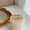 Nuevos Pendientes Retro de Acero de Titanio en Forma de Herradura en U para Mujer, Modernos y Versátiles, Diseño de Lujo Ligero de Nicho, Juego de Joyería que no se Desvanece