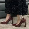 Zapatos de tacón grueso de estilo nuevo para mujer, para el verano de 2025, que aumentan la altura, con punta fina, para ir al trabajo, tacón de herradura burdeos, boca poco profunda, tacones altos elegantes