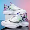 Zapatos de otoño para mujer transfronterizos, con parte superior de punto transpirable, diseño de cordones, suela gruesa y un esquema de color degradado blanco y morado, lo que los hace versátiles y adecuados para el uso casual.