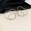 Pendientes de Corazón de Metal de Aguja Plateada Europeos y Americanos Temperamento Simple Sensación de Alta Calidad Pendientes de Botón Moda de Nicho Pendientes Versátiles para Mujeres Venta al por Mayor