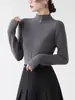 Blusa de tricô de designer Andi Velvet com gola alta discreta e única, adequada para mulheres usarem como camada base no outono e inverno, oferecendo um toque de luxo.