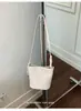 Bolso tejido de nicho súper popular transfronterizo para mujer, nuevo bolso cruzado versátil de moda 2026, bolso de mano pequeño, bolso tipo cubo para teléfono