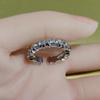 Anillo de piedra lunar para hombre y mujer con incrustaciones de diamante diseño de nicho anillo simple de lujo ligero viento frío de alta calidad anillo abierto al por mayor