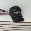 Boné de Baseball Americano Retrô Camuflado Desgastado com Letras para Mulheres, Novo Estilo Primavera e Verão, Chapéu Pequeno Afina o Rosto, Boné Aba Reta para Circunferência de Cabeça Grande