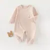 Roupas Infantis de Anyang Roupas de Bebê Primavera e Outono Abertura Lateral Proteção da Barriga Cor Lisa Macacão Bebê Macacão de Bebê Algodão Puro Manga Longa Roupa Íntima
