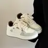 Sapatos mocassins fofos estilo coreano para estudantes mulheres, nova coleção outono 2026, versáteis e modernos, tênis brancos populares de sola grossa