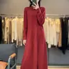 Vestido de punto de lana otoño e invierno cuello semi-alto hebilla de mariposa punto color liso generoso jersey manga larga falda de punto de lana