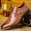 Zapatos de Hombre de Fábrica Transfronteriza Patrón de Cocodrilo Zapatos Formales de Negocios Punta Puntiaguda Tacón Bajo Zapatos de Cuero de Comercio Exterior En Stock Venta al por Mayor Zapatos Derby