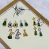 Acessórios de pingente de zircônia, disponíveis em uma variedade de estilos, oferecem um toque de luxo discreto.. Nós vendemos por atacado colares, brincos e outros acessórios, e também oferecemos opções de personalização e DIY.
