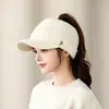 Gorra tejida de pico de pato de moda estilo coreano para mujer, adecuada para otoño e invierno, con protección para las orejas, cálida, hace que la cara se vea más pequeña, se puede usar con cola de caballo, gorro tejido de punta abierta