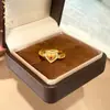 Nuevo Anillo Dorado Chapado con Forma de Corazón Rojo Rubí Incrustado de Diamantes Estilo Retro Chino, Anillo Versátil de Lujo Ligero de Nicho para Dedo Índice, Joyería de Oro Arenado